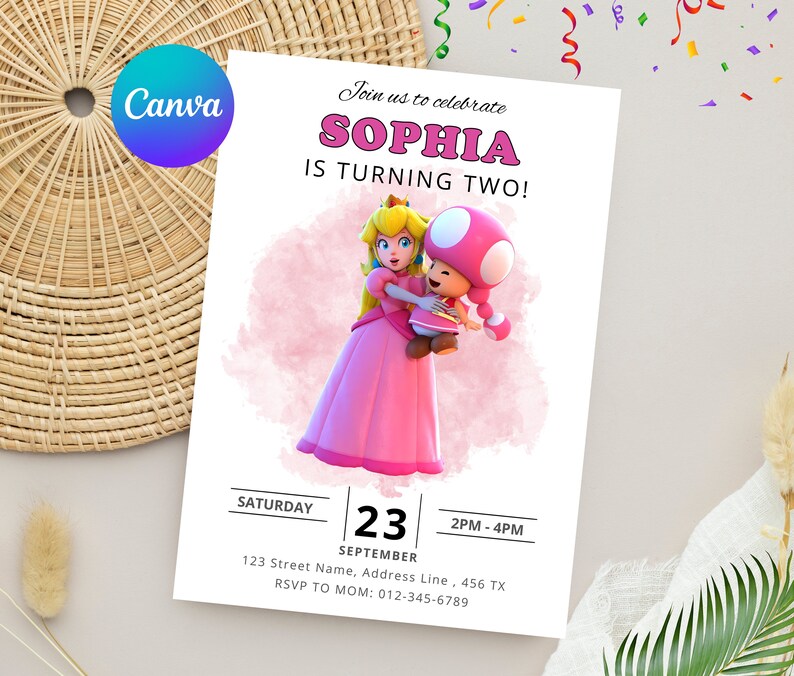 Puede incluir: Una invitaci&oacute;n de cumplea&ntilde;os rosa y blanca con una imagen de dibujos animados de la princesa Peach y Toad de la serie de videojuegos Super Mario Bros. La invitaci&oacute;n dice "&iexcl;&Uacute;nete a nosotros para celebrar que Sophia cumple dos a&ntilde;os!" con la fecha, la hora y la informaci&oacute;n de RSVP.