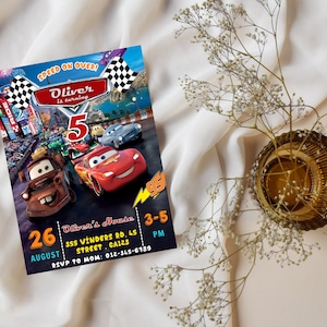 Puede incluir: Invitaci&oacute;n de cumplea&ntilde;os colorida con el tema de Cars. La invitaci&oacute;n muestra el texto "Oliver cumple 5 a&ntilde;os" junto con la fecha, hora y direcci&oacute;n. El dise&ntilde;o incluye im&aacute;genes de Rayo McQueen y otros personajes.
