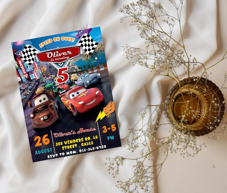 Puede incluir: Invitaci&oacute;n de cumplea&ntilde;os colorida con el tema de Cars. La invitaci&oacute;n muestra el texto "Oliver cumple 5 a&ntilde;os" junto con la fecha, hora y direcci&oacute;n. El dise&ntilde;o incluye im&aacute;genes de Rayo McQueen y otros personajes.