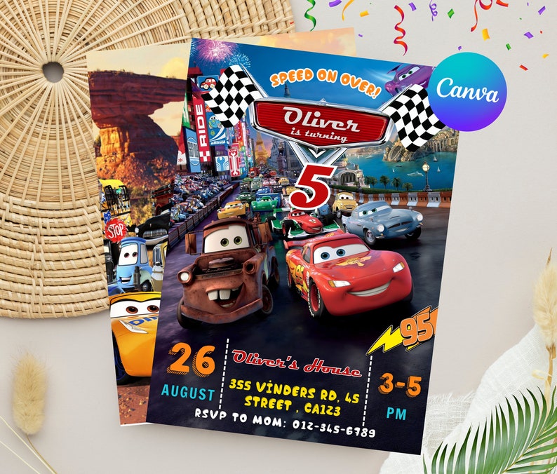 Puede incluir: Invitaci&oacute;n de cumplea&ntilde;os colorida con el tema de Cars. El dise&ntilde;o presenta el texto "Oliver cumple 5 a&ntilde;os" y los detalles del evento. La invitaci&oacute;n incluye im&aacute;genes de coches de carreras y un fondo de paisaje urbano.
