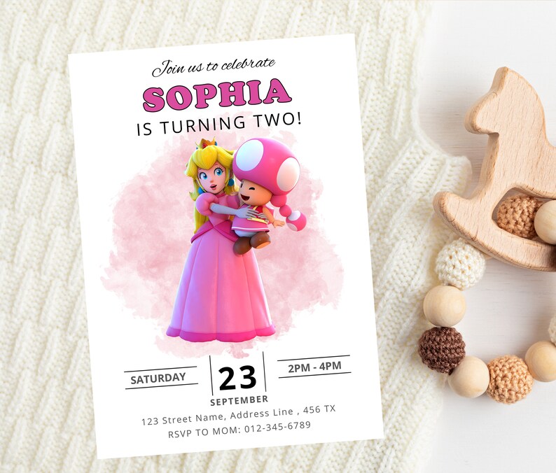 Puede incluir: Una invitaci&oacute;n de cumplea&ntilde;os rosa y blanca con una imagen de dibujos animados de la princesa Peach y Toad. La invitaci&oacute;n dice "&iexcl;&Uacute;nete a nosotros para celebrar que Sophia cumple dos a&ntilde;os!" S&aacute;bado, 23 de septiembre, 2 PM-4 PM. 123 Street Name, Address Line, 456 TX. RSVP a mam&aacute;: 012-345-6789.