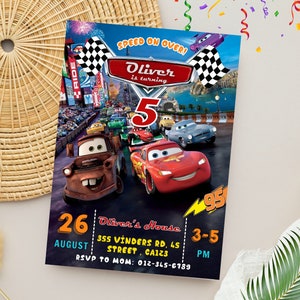Puede incluir: Una colorida invitaci&oacute;n de cumplea&ntilde;os con personajes de la pel&iacute;cula Cars. La invitaci&oacute;n incluye el texto "Speed on Over!" y "Oliver cumple 5 a&ntilde;os". Tambi&eacute;n se incluye la fecha, la hora y la informaci&oacute;n de confirmaci&oacute;n de asistencia.