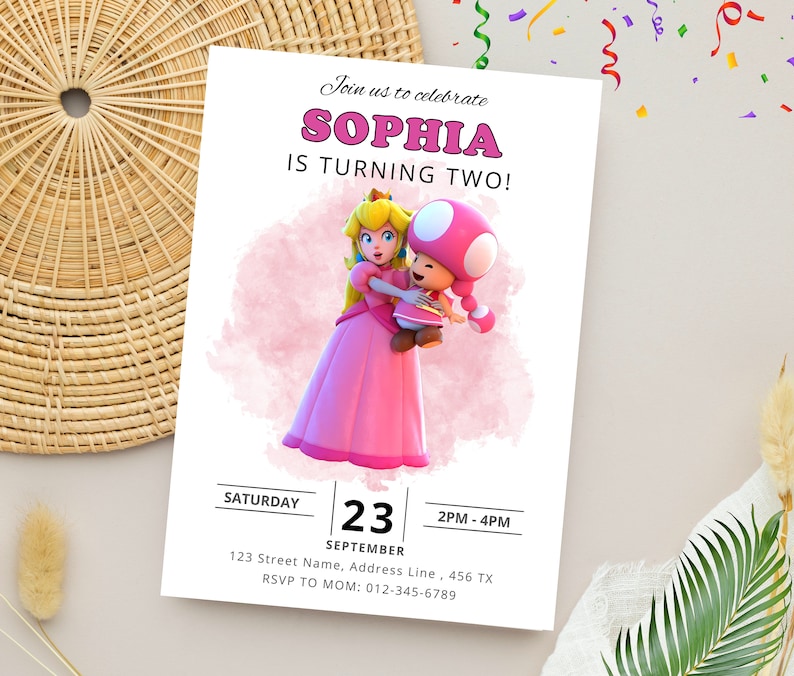Puede incluir: Una invitaci&oacute;n de cumplea&ntilde;os rosa y blanca con una imagen de dibujos animados de la princesa Peach y Toad de la serie de videojuegos Super Mario Bros. La invitaci&oacute;n dice "&iexcl;&Uacute;nete a nosotros para celebrar que Sophia cumple dos a&ntilde;os!" e incluye la fecha, la hora y el lugar de la fiesta.