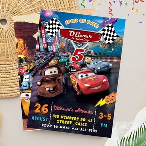 Puede incluir: Dos invitaciones coloridas para una fiesta de cumplea&ntilde;os con personajes de la pel&iacute;cula Cars. La invitaci&oacute;n principal tiene el texto "Oliver cumple 5 a&ntilde;os" con Rayo McQueen y otros personajes de Cars. La fecha es el 26 de agosto, de 15 a 17 horas.