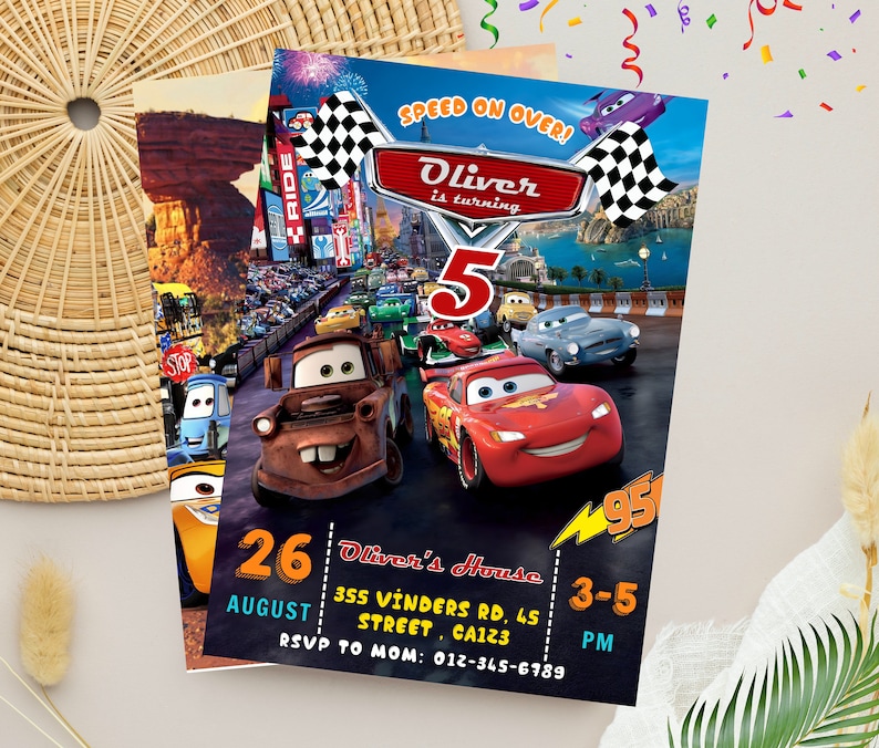 Puede incluir: Dos invitaciones coloridas para una fiesta de cumplea&ntilde;os con personajes de la pel&iacute;cula Cars. La invitaci&oacute;n principal tiene el texto "Oliver cumple 5 a&ntilde;os" con Rayo McQueen y otros personajes de Cars. La fecha es el 26 de agosto, de 15 a 17 horas.