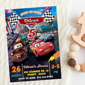Puede incluir: Una colorida invitaci&oacute;n de cumplea&ntilde;os con el tema "Cars". La invitaci&oacute;n dice "Oliver cumple 5 a&ntilde;os" con la fecha del 26 de agosto y otros detalles del evento. El dise&ntilde;o incluye coches de carreras y banderas a cuadros.