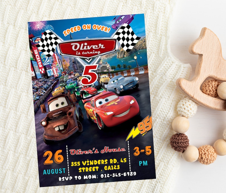 Puede incluir: Una colorida invitaci&oacute;n de cumplea&ntilde;os con el tema "Cars". La invitaci&oacute;n dice "Oliver cumple 5 a&ntilde;os" con la fecha del 26 de agosto y otros detalles del evento. El dise&ntilde;o incluye coches de carreras y banderas a cuadros.