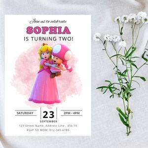 Puede incluir: Una invitaci&oacute;n de cumplea&ntilde;os rosa y blanca con una princesa de dibujos animados y un personaje de hongo. La invitaci&oacute;n dice "&iexcl;&Uacute;nete a nosotros para celebrar que Sophia cumple dos a&ntilde;os!" e incluye la fecha, la hora y la informaci&oacute;n de RSVP.