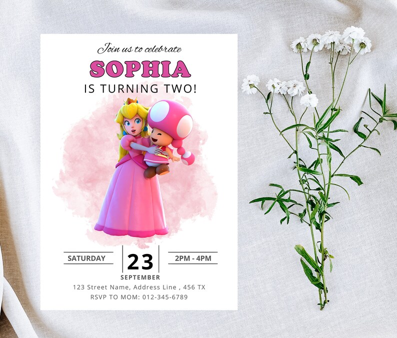 Puede incluir: Una invitaci&oacute;n de cumplea&ntilde;os rosa y blanca con una princesa de dibujos animados y un personaje de hongo. La invitaci&oacute;n dice "&iexcl;&Uacute;nete a nosotros para celebrar que Sophia cumple dos a&ntilde;os!" e incluye la fecha, la hora y la informaci&oacute;n de RSVP.