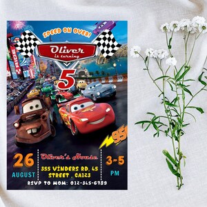 Puede incluir: Una colorida invitaci&oacute;n de cumplea&ntilde;os con personajes de la pel&iacute;cula Cars. La invitaci&oacute;n incluye el texto "Oliver cumple 5 a&ntilde;os" y detalles del evento. El dise&ntilde;o presenta coches de carreras y banderas a cuadros.