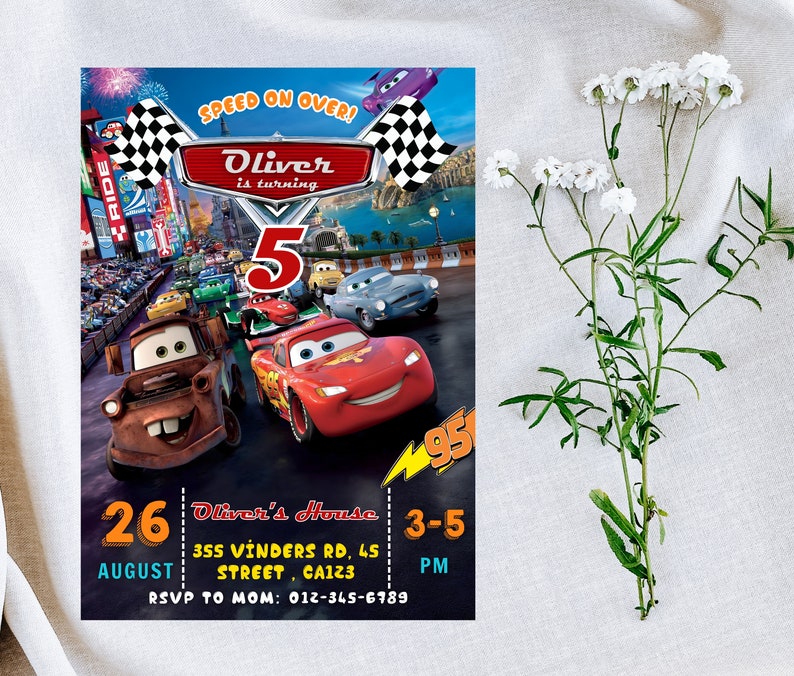 Puede incluir: Una colorida invitaci&oacute;n de cumplea&ntilde;os con personajes de la pel&iacute;cula Cars. La invitaci&oacute;n incluye el texto "Oliver cumple 5 a&ntilde;os" y detalles del evento. El dise&ntilde;o presenta coches de carreras y banderas a cuadros.