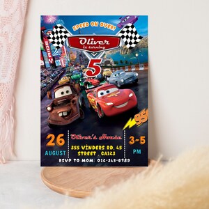 Puede incluir: Una colorida invitaci&oacute;n de cumplea&ntilde;os con coches de carreras animados. La invitaci&oacute;n incluye el texto "Oliver cumple 5 a&ntilde;os" y detalles del evento. El dise&ntilde;o incorpora un tema de carreras con banderas a cuadros y un fondo de ciudad vibrante.