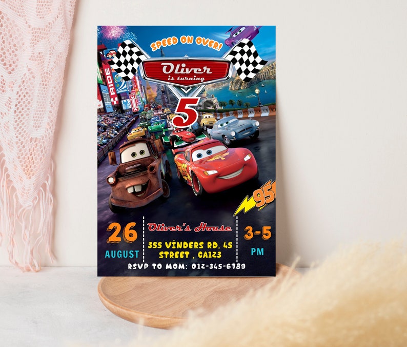 Puede incluir: Una colorida invitaci&oacute;n de cumplea&ntilde;os con coches de carreras animados. La invitaci&oacute;n incluye el texto "Oliver cumple 5 a&ntilde;os" y detalles del evento. El dise&ntilde;o incorpora un tema de carreras con banderas a cuadros y un fondo de ciudad vibrante.