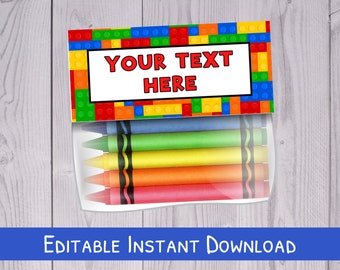 Op de afbeelding: Een printbare party-favour tag met een Lego-steenpatroon en de tekst "YOUR TEXT HERE". De tag is bevestigd aan een doorzichtige plastic zak gevuld met kleurpotloden.