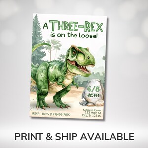 Puede incluir: Una tarjeta de invitación rectangular con una ilustración de un Tyrannosaurus Rex verde, un fondo de bosque y el texto A THREE-REX is on the loose! Incluye un gráfico de roca con 6/8 @5PM, RSVP - Betty (123)456-7890 y Mom's House 123 Main St City, St 12345.