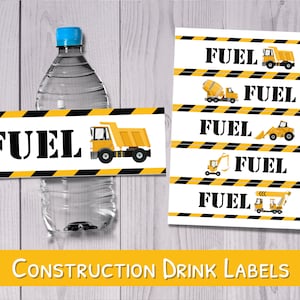 Pode incluir: Etiquetas de bebidas com tema de construção com listras de advertência amarelas e pretas e a palavra "FUEL" em preto. As etiquetas apresentam vários veículos de construção, incluindo um caminhão basculante, uma betoneira, uma escavadora, uma escavadora e um guindaste.