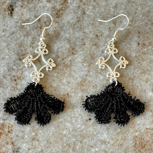 Pendientes abanico encaje negro adhesivo plata