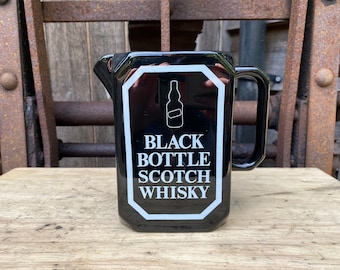 Jarra de agua de whisky escocés en botella negra