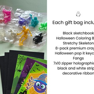 Puede incluir: Un set de bolsas de regalo de Halloween que incluye un cuaderno de bocetos negro, un libro para colorear de Halloween, esqueletos el&aacute;sticos de colores, un paquete de 8 crayones Crayola, un llavero pop it, colmillos blancos y una bolsa hologr&aacute;fica de 17,78x25,4 cm.