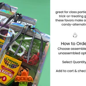 Puede incluir: Tres bolsas de pl&aacute;stico iridiscente atadas con cintas a rayas blancas y negras, cada una contiene una caja de ocho crayones Crayola, un peque&ntilde;o libro para colorear de Halloween, un juguete de dientes de vampiro blanco, un esqueleto rojo y un murci&eacute;lago naranja.