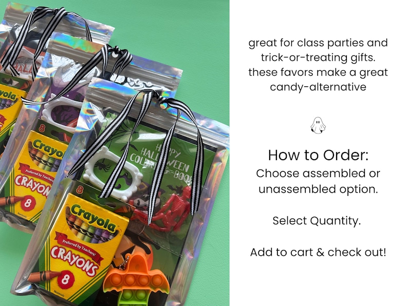 Puede incluir: Tres bolsas de pl&aacute;stico iridiscente atadas con cintas a rayas blancas y negras, cada una contiene una caja de ocho crayones Crayola, un peque&ntilde;o libro para colorear de Halloween, un juguete de dientes de vampiro blanco, un esqueleto rojo y un murci&eacute;lago naranja.