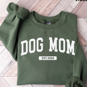 Custom Dog Mom Sweatshirt, Custom Dog sweatshirt, Personalized Dog Mom Sweatshirt, Dog Mom Gift, Dog Mom Shirt, Dog Lovers Sweatshirt