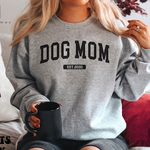 Custom Dog Mom Sweatshirt, Custom Dog sweatshirt, Personalized Dog Mom Sweatshirt, Dog Mom Gift, Dog Mom Shirt, Dog Lovers Sweatshirt