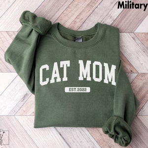 Custom Cat Mom Sweatshirt, Personalized Cat Mom Sweatshirt, Custom Cat sweatshirt, Cat Mom Christmas Gift,  Cat Mom shirt, Cat Lovers Shirt