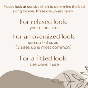 Puede incluir: Texto sobre un fondo blanco con texto marr&oacute;n que explica c&oacute;mo elegir la talla de ropa unisex para un look relajado, de gran tama&ntilde;o o ajustado.