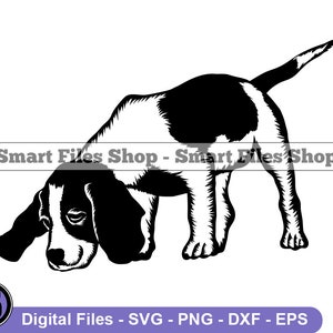 Puede incluir: Gráfico en blanco y negro de un perro olfateando el suelo. El perro está en una postura hacia abajo, con la cabeza cerca del suelo y la cola levantada. La imagen incluye el texto "Smart Files Shop" y "Digital Files - SVG - PNG - DXF - EPS".
