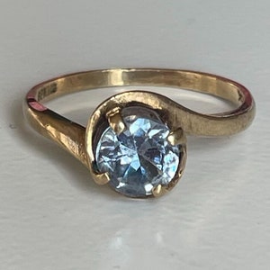 Anillo de oro de 10 quilates con topacio azul de corte redondo, firmado, tamaño 5,75, 1,86 gramos