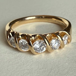 Anello pesante in oro giallo 14 carati con diamanti in montatura smerlata, 8 grammi, misura 9