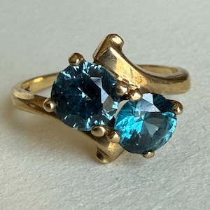 Anillo Toi Et Moi Bypass vintage con topacio azul de talla redonda de 10 quilates, 2,45 gramos, tamaño 5,5