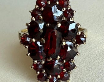 Anillo vintage de oro de 10 quilates con racimo de granates, anillo alemán Navette, anillo cóctel de granate rojo intenso, talla 8