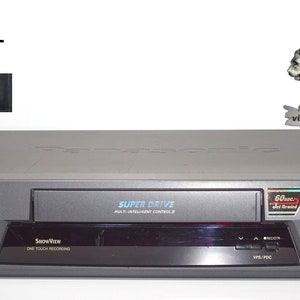 Videoregistratore VHS Panasonic, con telecomando, perfettamente funzionante.