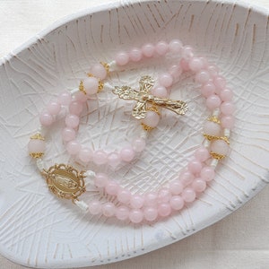 Rosario de Nuestra Señora de Guadalupe / Cuentas de cuarzo rosa, piezas de rosario italianas en tono dorado