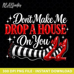 Puede incluir: Un diseño gráfico sobre fondo negro con el texto "Don't Make Me DROP A HOUSE On You" en blanco y rojo. Debajo del texto hay dos piernas con medias a rayas blancas y negras y zapatos de tacón alto rojos brillantes con lazos.