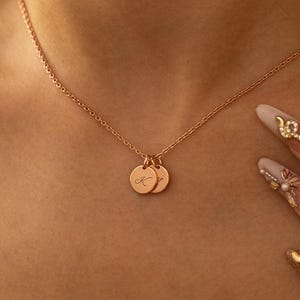 Collar de minidisco personalizado, collar de iniciales para ella, joyería de múltiples discos con letra grabada, collar de iniciales de oro, regalo para madres