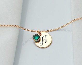 Collier initial avec pierre de naissance, collier de disque gravé personnalisé, collier de pierre de naissance, cadeau pour maman, cadeau d'anniversaire, cadeaux de demoiselle d'honneur