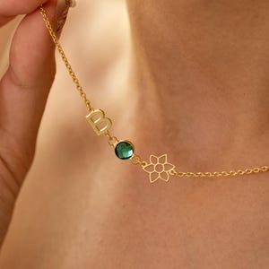 Collar de flor de nacimiento con letra y piedra de nacimiento, collar con inicial, collar con piedra de nacimiento, collar personalizado con flor y letra, regalo de cumpleaños