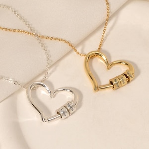 Collar de corazón personalizado con cuentas grabadas, colgante familiar de corazón, collar con nombre de niño personalizado con cuentas grabadas, regalo para ella