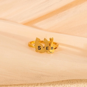 Anillo de oro personalizado para mascota, anillo con silueta de mascota e iniciales, anillo con letras y siluetas de perro y gato, anillo con animales combinados para amantes de las mascotas.