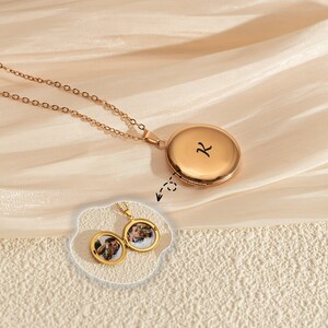 Collar con medallón de fotos personalizado con iniciales, joyería con medallón de letras, regalo de aniversario, joyería conmemorativa, joyería fotográfica para ella/mamá/mujer