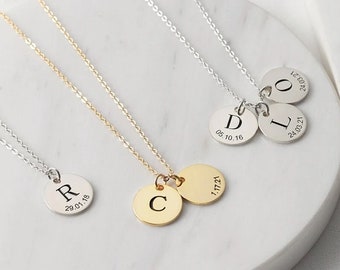 Collier initial et date, collier familial, collier de date de naissance multi-disques avec initiale, collier de lettres gravées, cadeau d'anniversaire pour elle/maman/femme