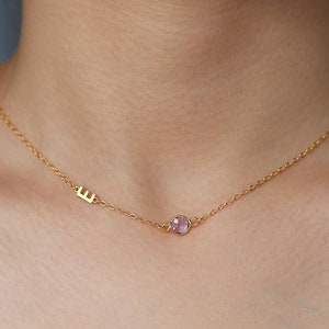 Collar inicial lateral con piedra de nacimiento, collar inicial, collar de letras de piedra de nacimiento, regalo del día de la madre, joyería de piedra de nacimiento, regalo de cumpleaños