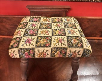 Vintage houten voetenbank met spindelpoten bloemen tapijt gestoffeerd 12 x 12 inch