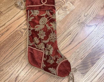 Calcetín navideño Villa Bacci de terciopelo rojo con borlas de brocado floral dorado y cascabeles de 61 cm (24")