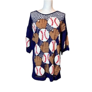 Könnte beinhalten: Ein marineblaues Häkeltop mit Baseball-Motiv. Das Oberteil hat ein Netzdesign mit Applikationen von Basebällen und Baseballhandschuhen in Braun, Weiß und Rot. Die Ärmel sind dreiviertellang.