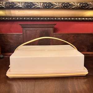 Vintage Tupperware Rectangular Cake Taker Carrier Harvest Gold Yellow Handle