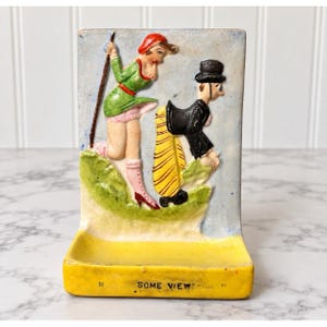 Vintage Keramik Bokstöd "Some View" Risque Man Kvinna Figurativ Novelty Kitsch